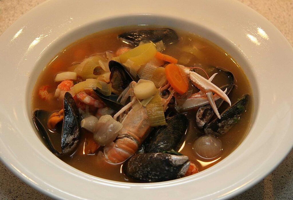 Un piatto di bouillabaisse.