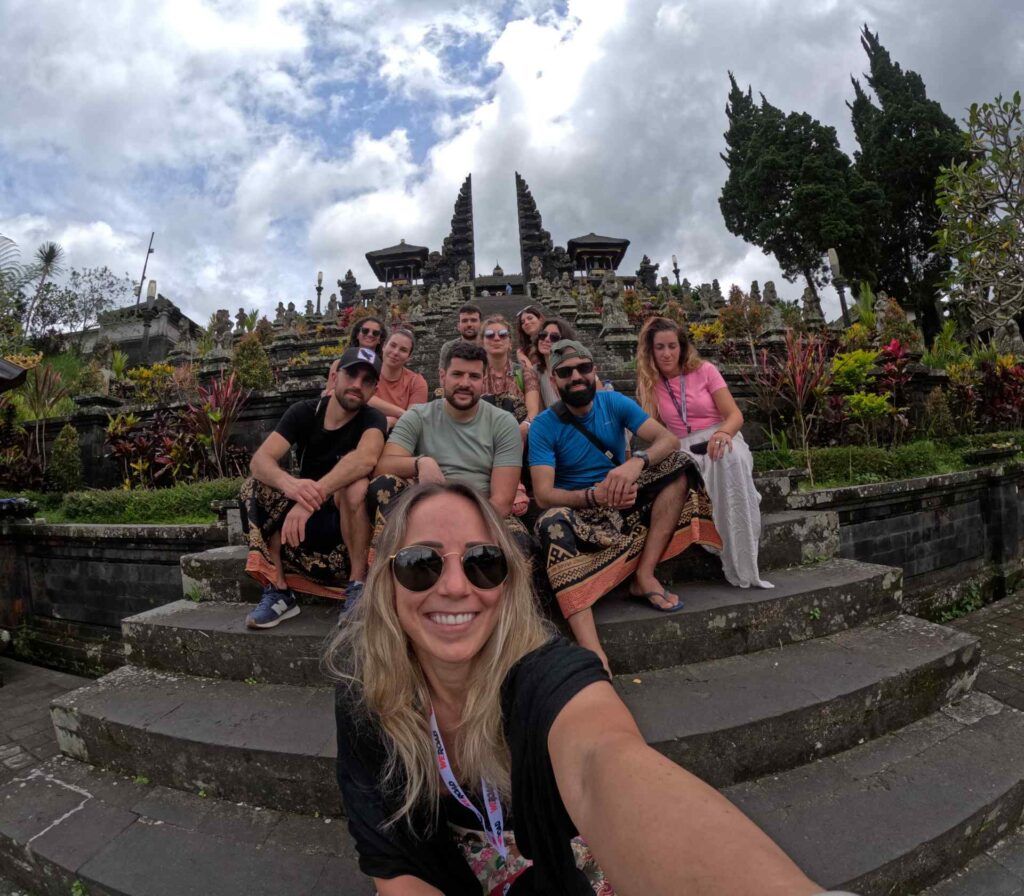Gruppo di WeRoad su una scalinata a Bali.