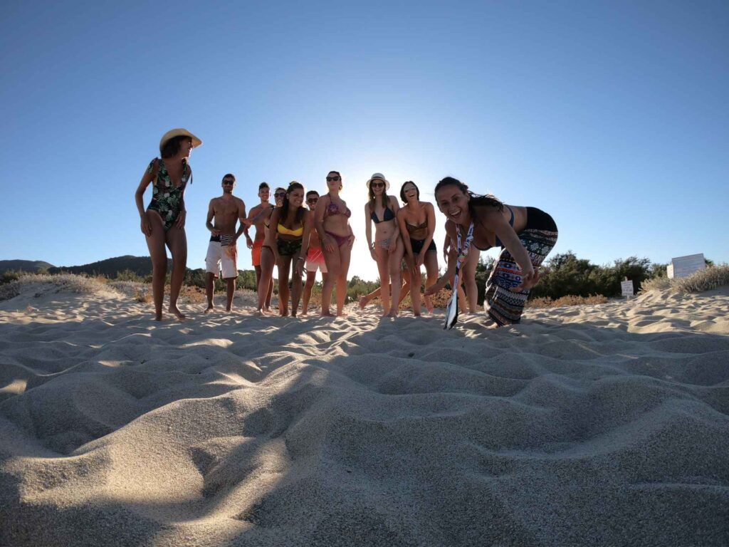 Viaggiatori WeRoad si godono una spiaggia italiana.