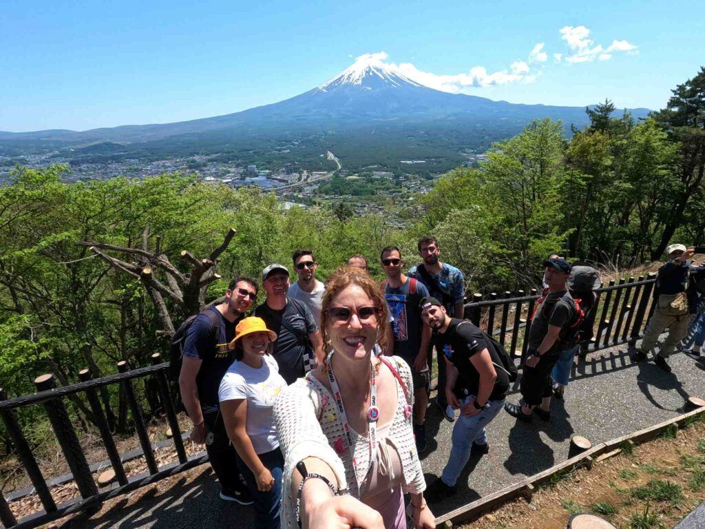 Viaggiatori WeRoad con il monte Fuji alle spalle.