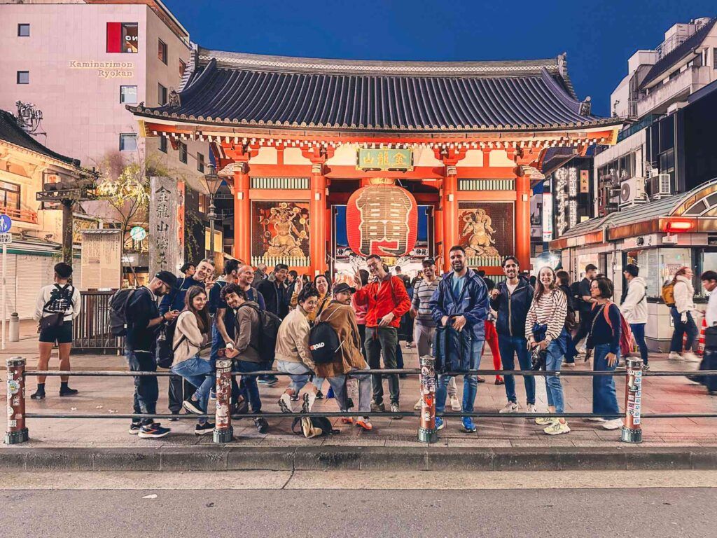 Viaggiatori WeRoad in una via giapponese.