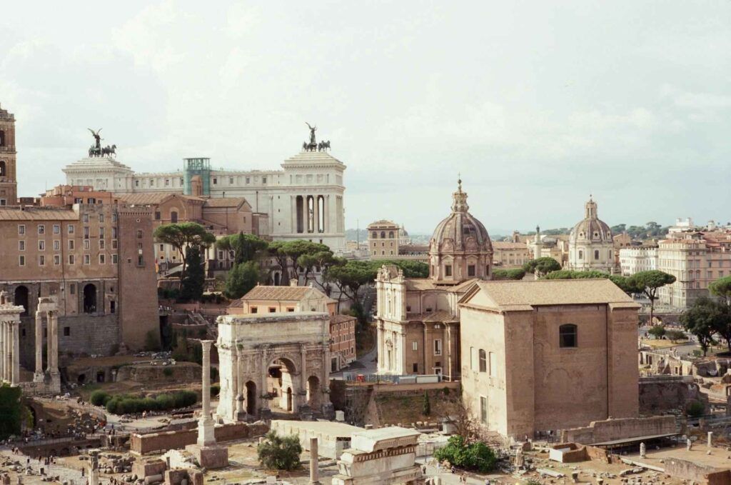 Vista sul Foro Romano e nello sfondo l'Altare della Patria.