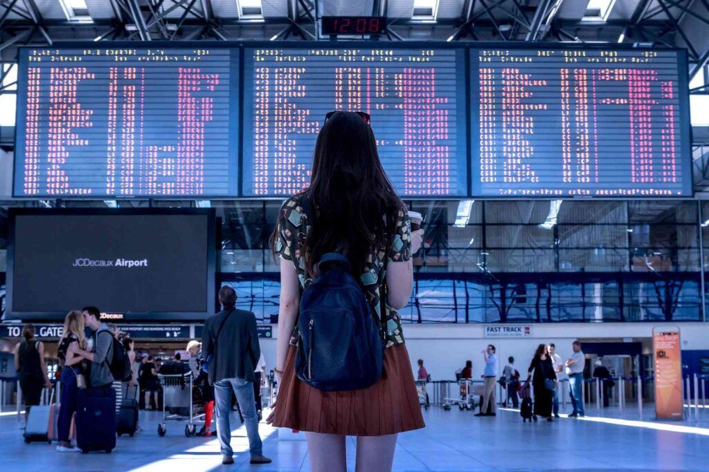 Ragazza in aeroporto.