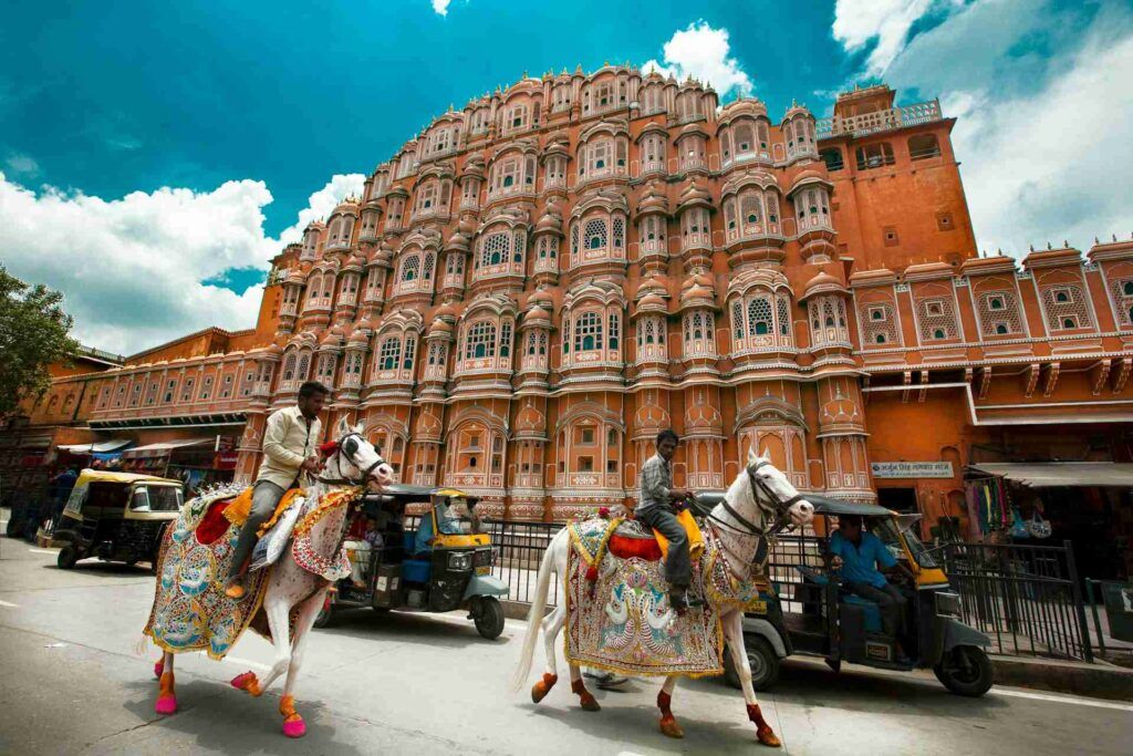 Uomini a cavallo a Jaipur.
