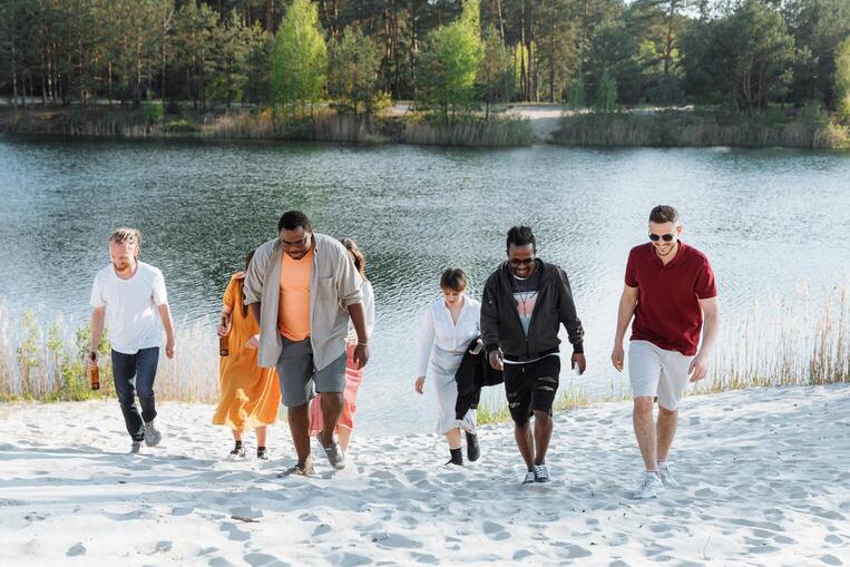 Ragazzi che camminano sulla riva