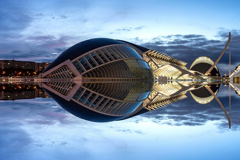 La Città delle Arti e delle Scienze di Valencia con riflesso perfetto sull'acqua durante l'ora blu
