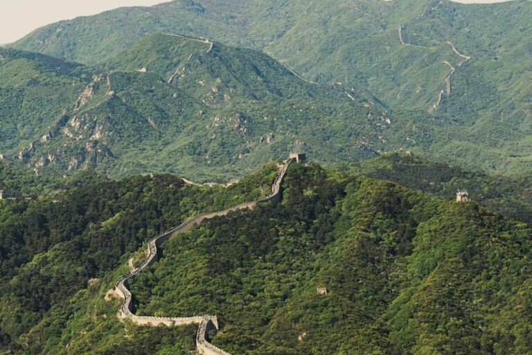 Vista panoramica della Muraglia Cinese che si snoda tra le colline verdi della Cina