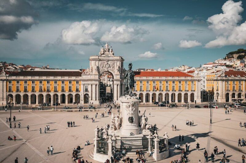 Vista aerea della Praça do Comércio a Lisbona con la statua equestre di re José I, l'Arco della Rua Augusta e i palazzi gialli affacciati sul Tago