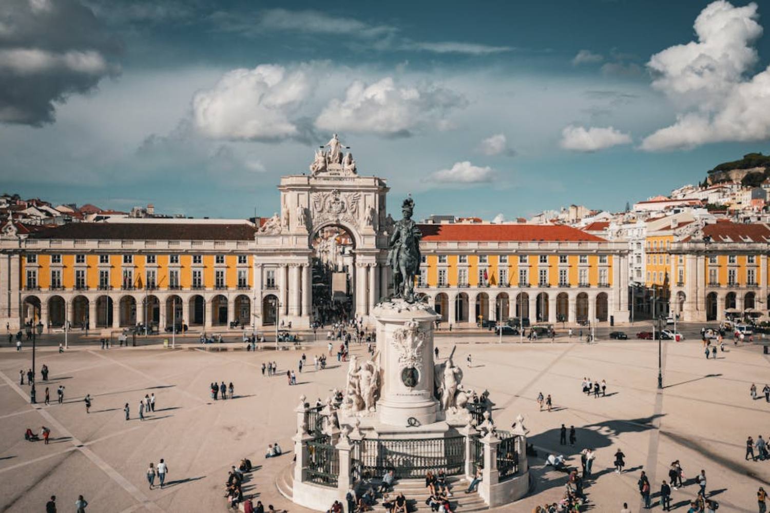 Vista aerea della Praça do Comércio a Lisbona con la statua equestre di re José I, l'Arco della Rua Augusta e i palazzi gialli affacciati sul Tago