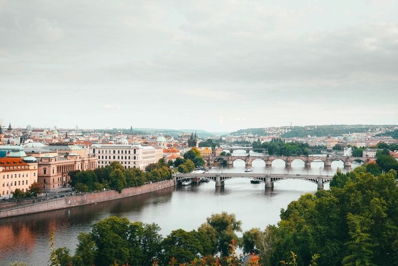 Panorama di Praga visto dall'alto con il fiume Moldava, i ponti storici e i tetti della città vecchia in autunno