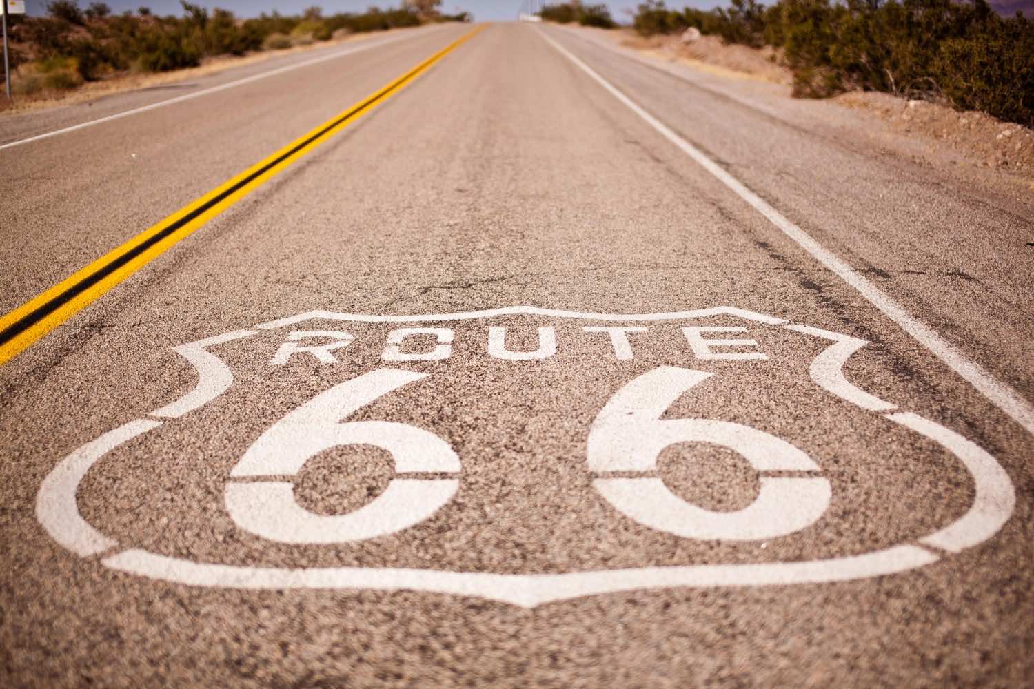 Simbolo della Route 66 dipinto sull asfalto di una strada nel deserto