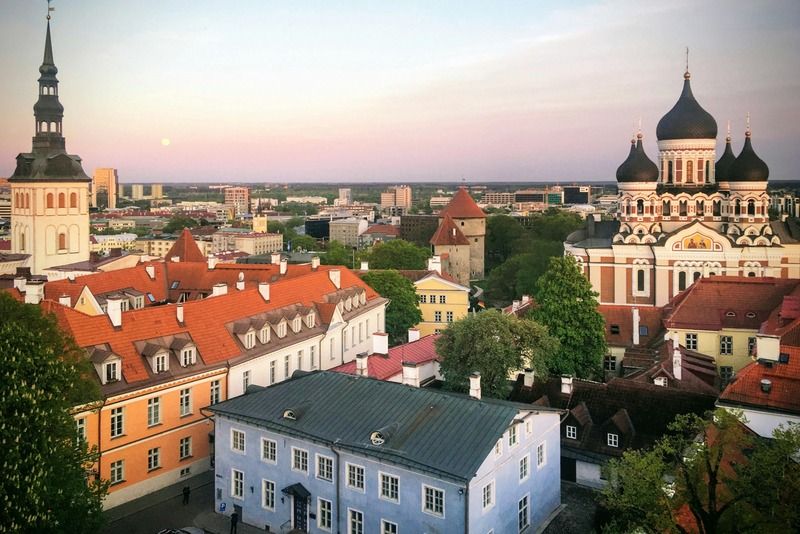 Vista panoramica della città vecchia di Tallinn al tramonto con le cupole della Cattedrale Alexander Nevsky e i tetti rossi medievali