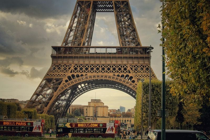 Vista dal basso della Torre Eiffel a Parigi