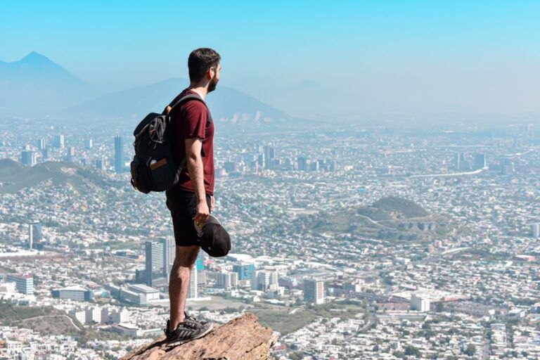 Ragazzo solo in viaggio ammira un panorama.