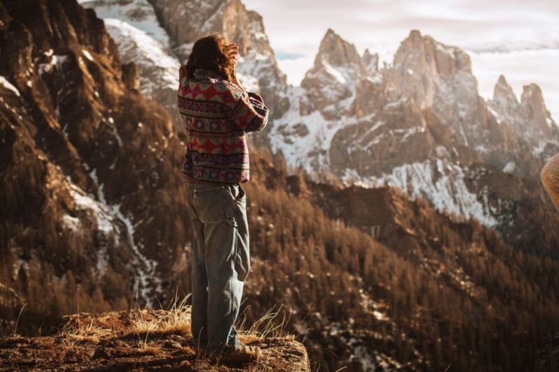Un escursionista solitario ammira il panorama mozzafiato delle Dolomiti a Fiera di Primiero in Italia.