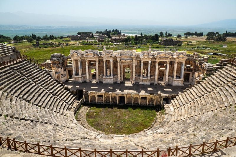 Anfiteatro romano di Hierapolis con gradinate in pietra e colonnato ben conservato, vicino a Pamukkale