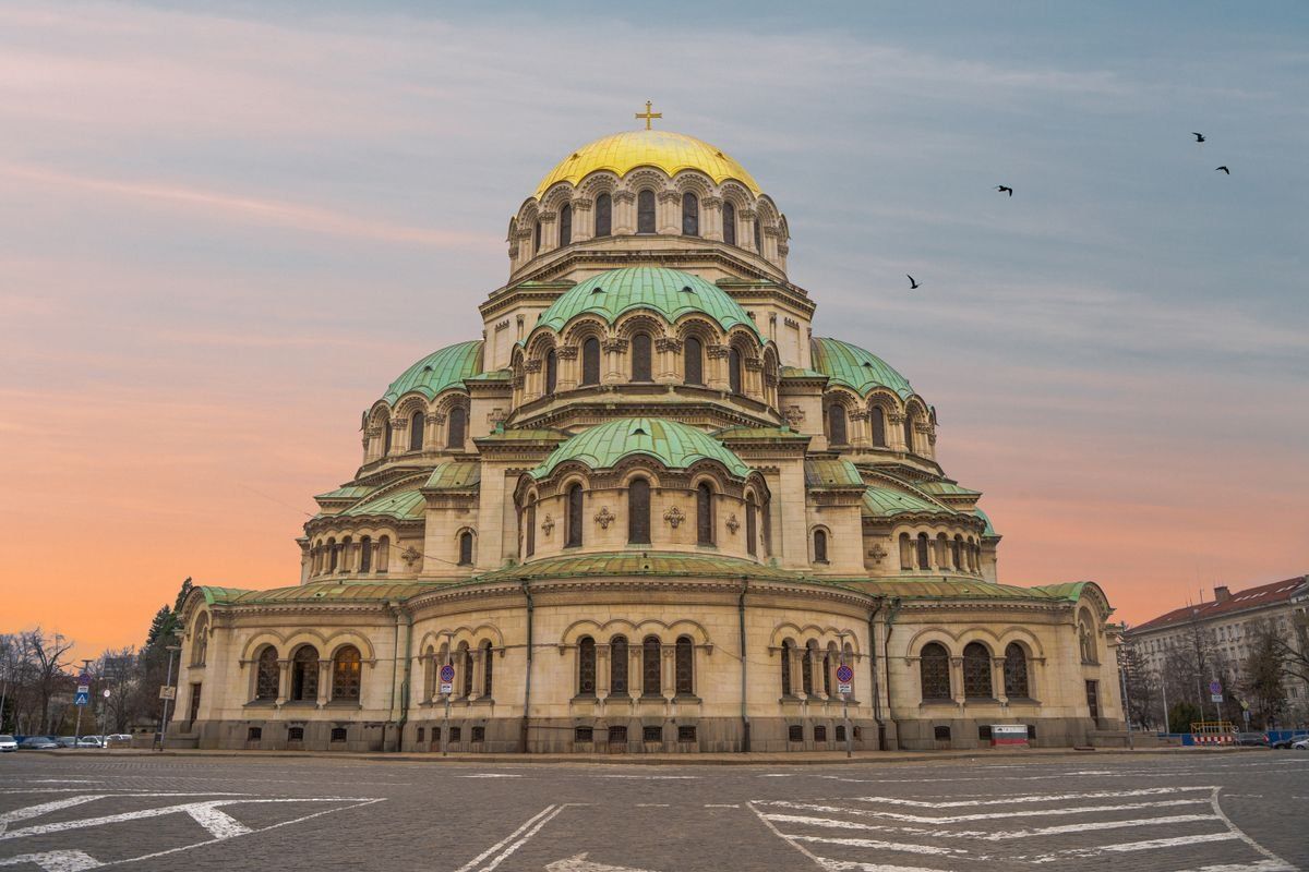 Cattedrale Aleksandr Nevskij al tramonto con cielo rosato e piazza quasi vuota