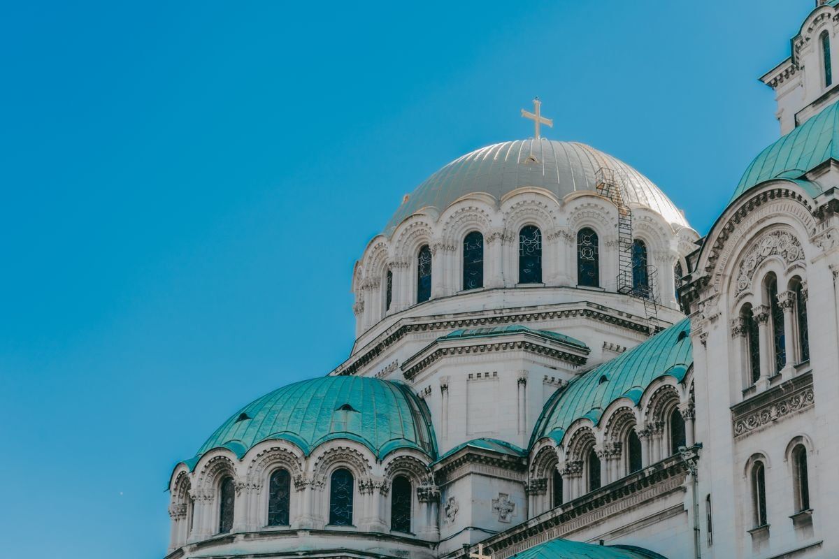 Cupole e facciata della Cattedrale Aleksandr Nevskij contro il cielo limpido