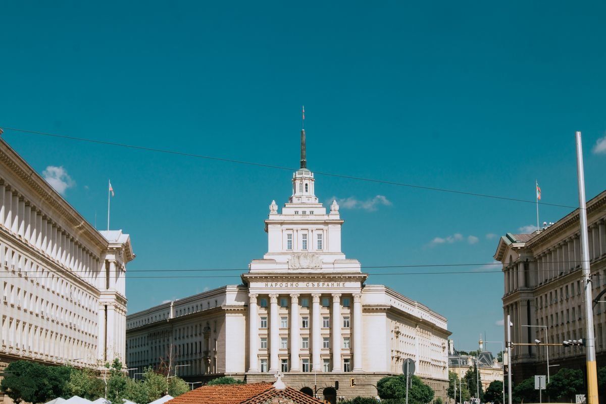 Edificio dell'Assemblea Nazionale di Sofia sotto un cielo azzurro