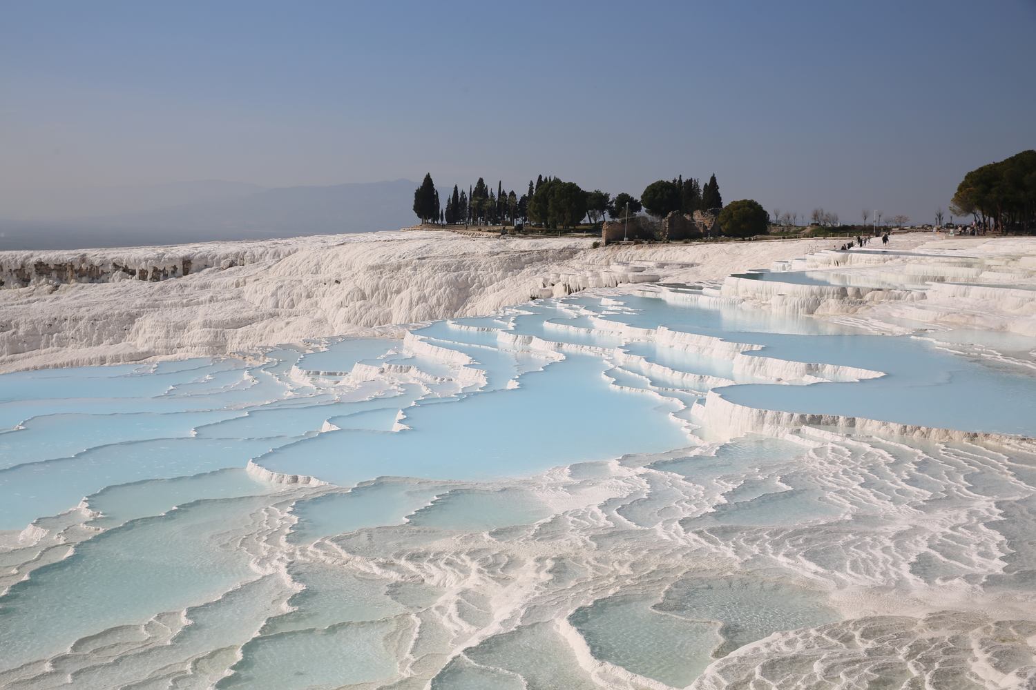 Vasche di travertino bianco con acqua turchese alle terme di Pamukkale, Denizli, Turchia