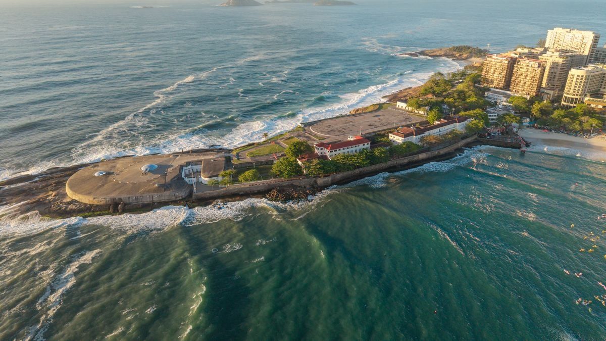 Veduta aerea del Forte di Copacabana circondato dal mare e dagli edifici sulla costa