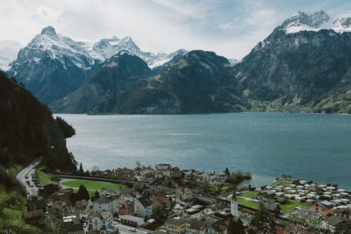 Villaggio sul Lago dei Quattro Cantoni con montagne innevate sullo sfondo
