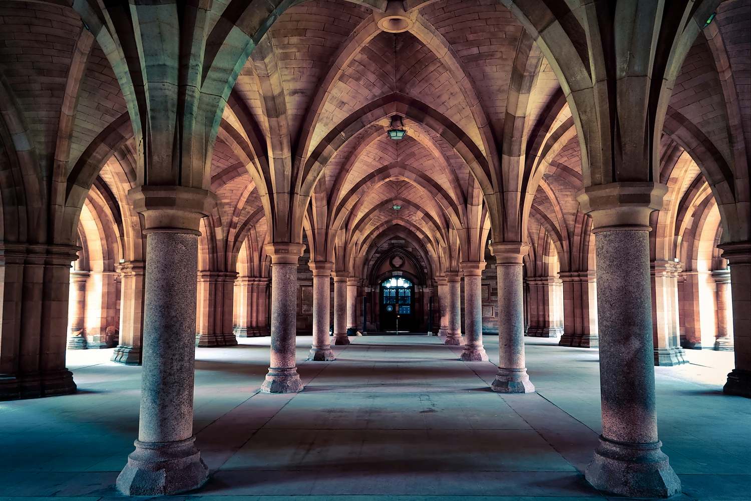 Corridoio del chiostro gotico dell'Università di Glasgow, con arcate in pietra e volte a crociera
