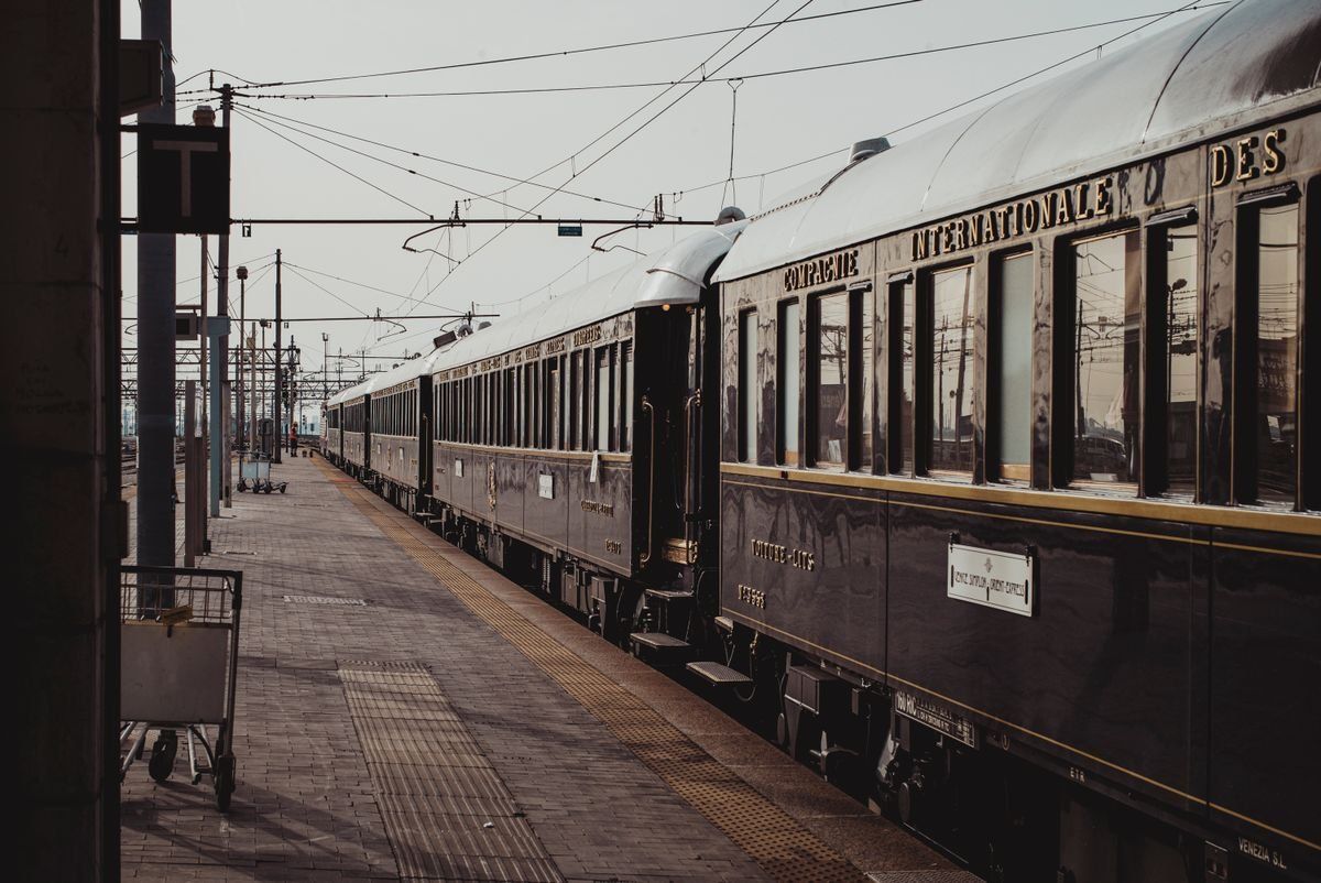 Treno storico nero fermo lungo il binario della stazione