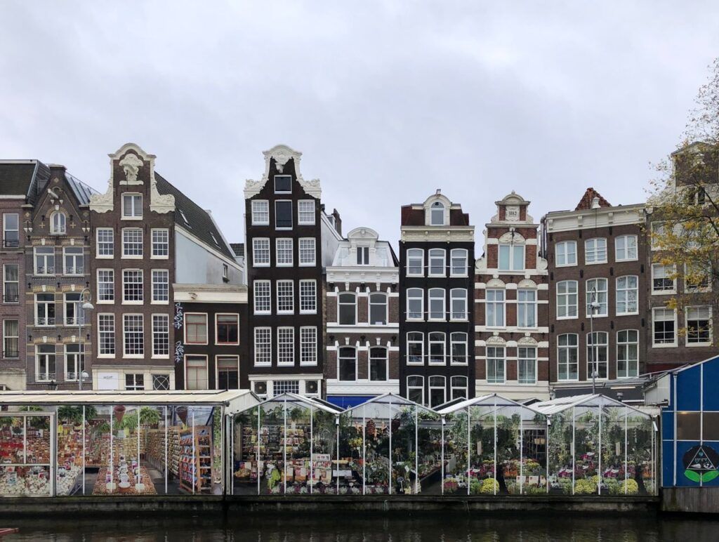 Il Bloemenmarkt, il mercato dei fiori galleggiante di Amsterdam, con le tipiche case sul canale