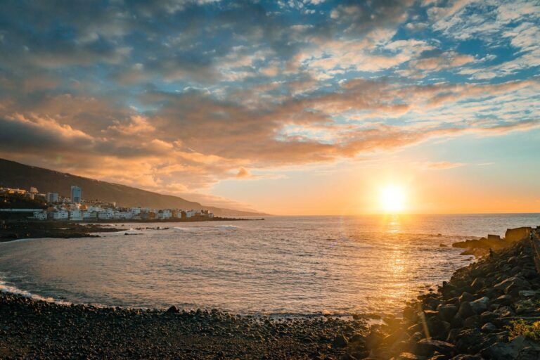 Tramonto sull’oceano a Tenerife, una delle mete dove andare a novembre