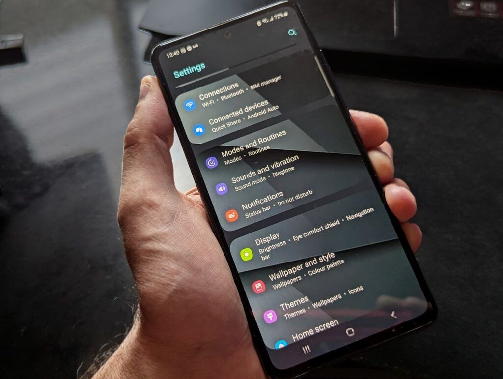 Schermata delle impostazioni di uno smartphone per aggiungere una eSIM