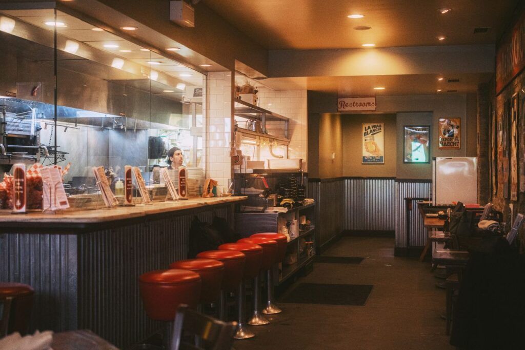 Interno di un classico diner americano con sgabelli rossi al bancone, negli Stati Uniti