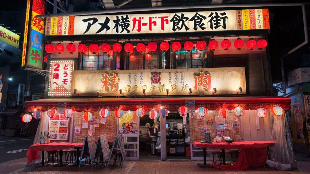 Izakaya con lanterne rosse nel quartiere di Ameyoko a Tokyo, in Giappone