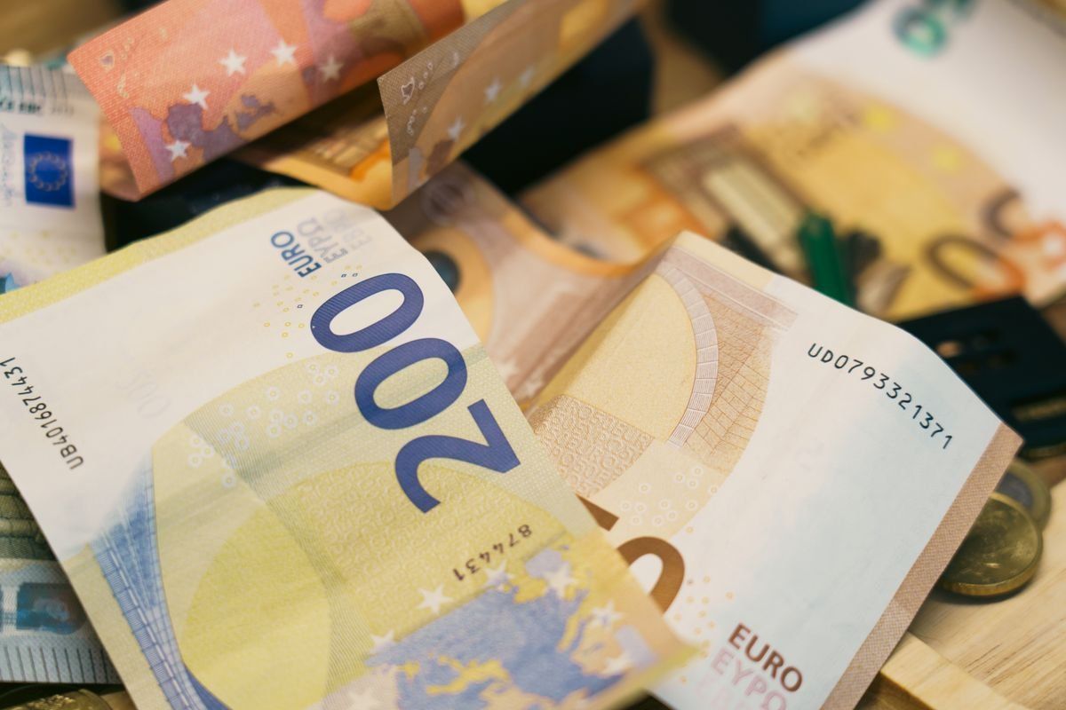 Mucchio di banconote in euro con dettaglio dei tagli da 200 e 20
