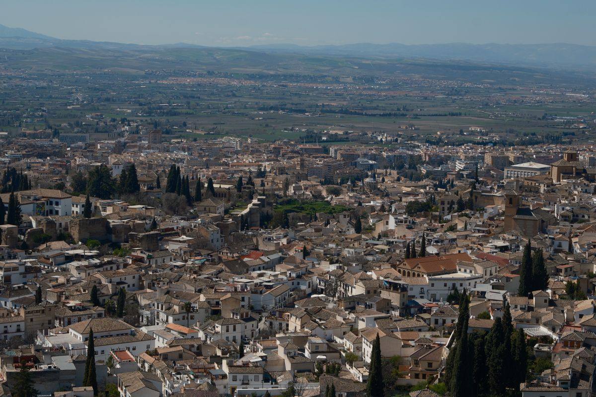 Panorama dall'alto sui tetti di Granada e la pianura circostante