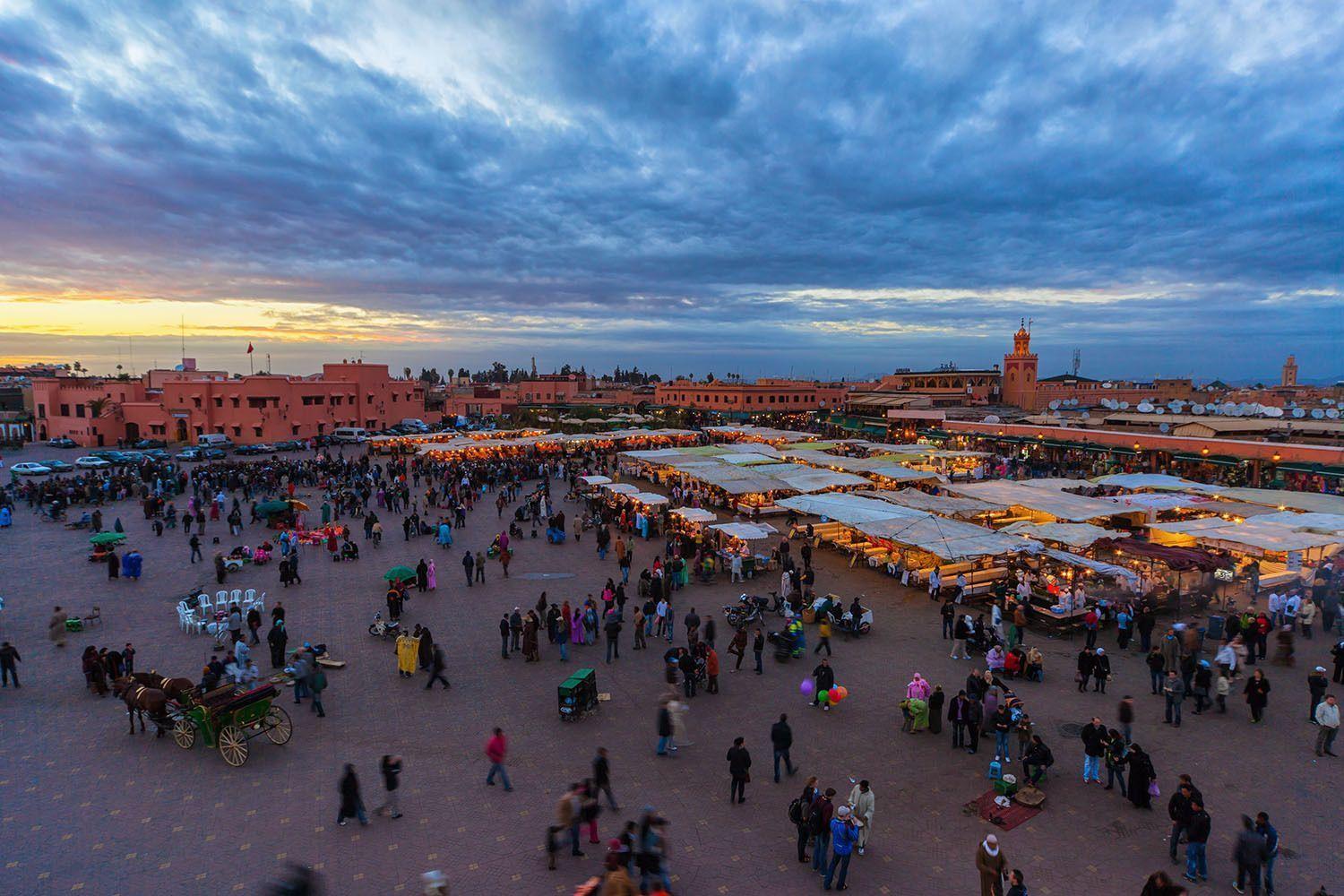 Foto aerea di un mercato di Marrakech con WeRoad