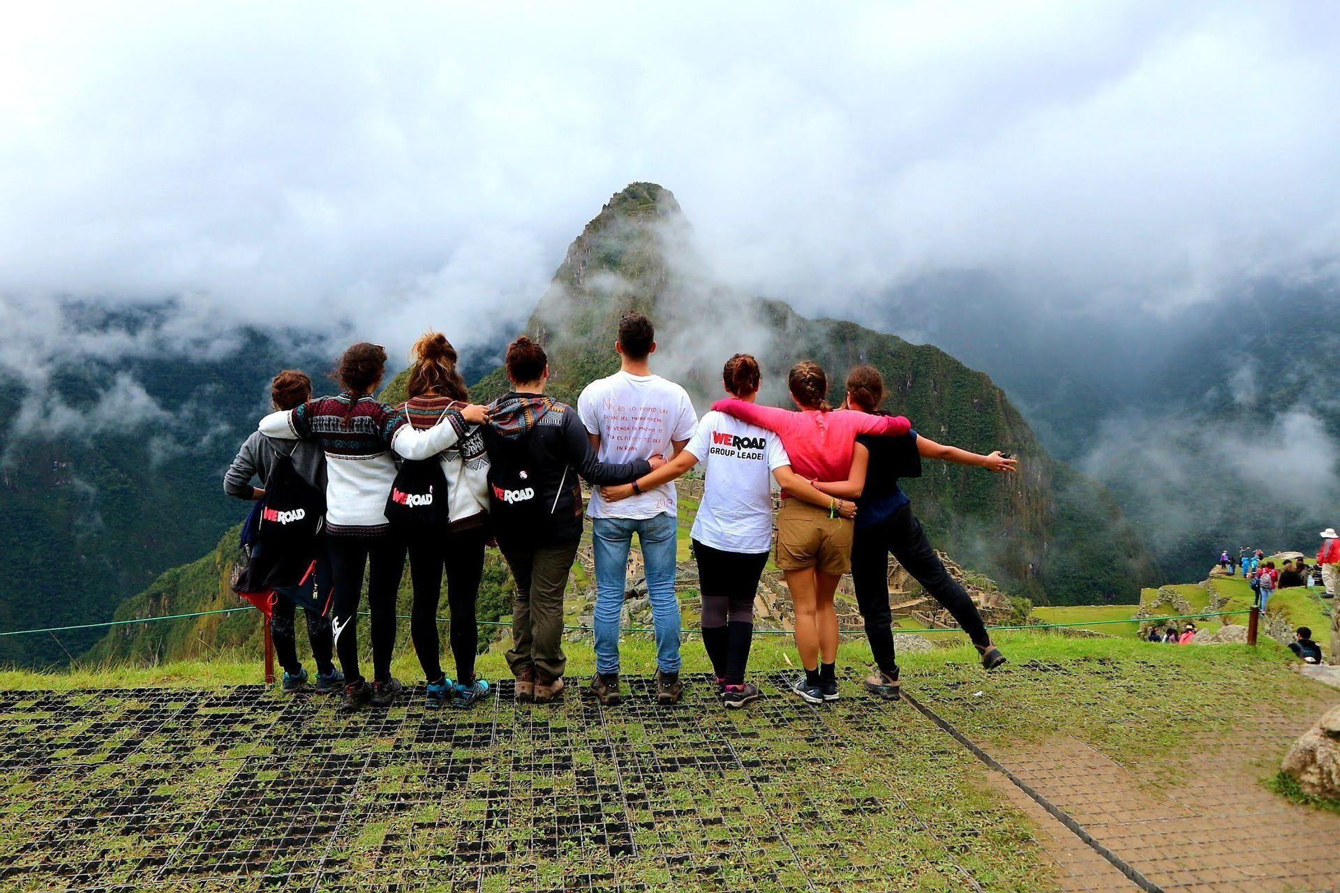 Foto di gruppo davanti a Machu Picchu con WeRoad
