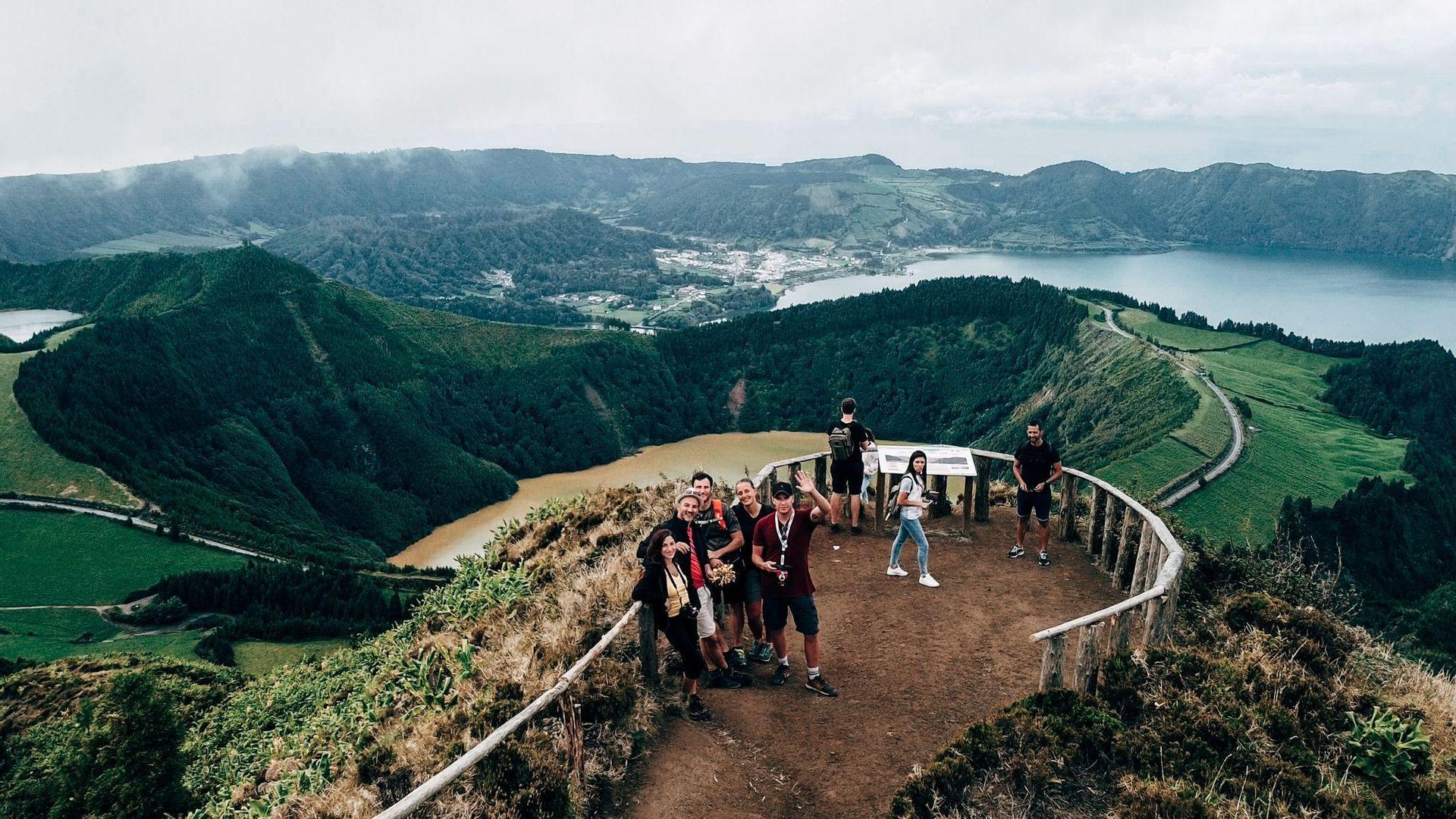 Ti piacciono i viaggi trekking organizzati per arrivare sulla cima del mondo in compagnia? Fatti un WeRoad, parti zaino in spalla ovunque ci sia un sentiero! Foto panoramica di gruppo alle Azzorre del Cabeco Gordo - WeRoad
