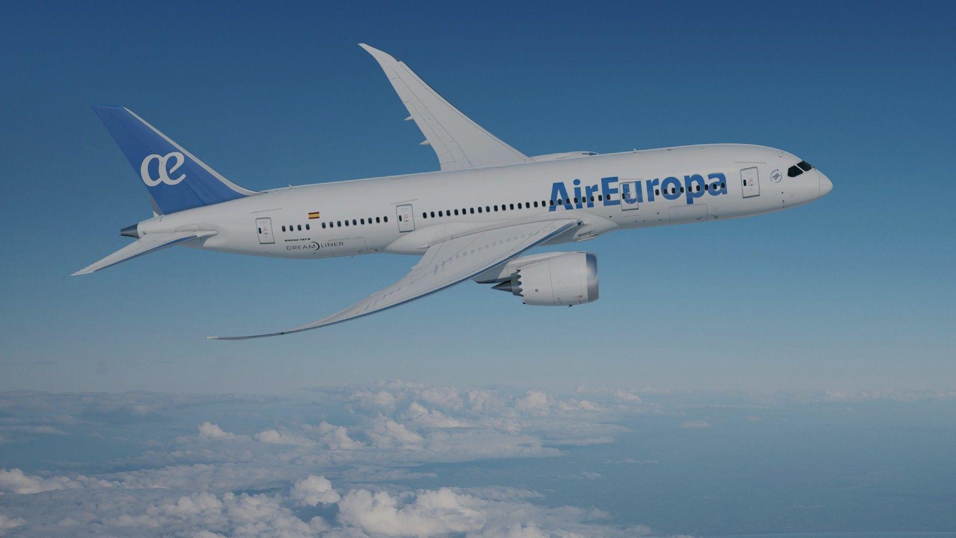 Un avión de pasajeros de Air Europa volando alto sobre una capa de nubes blancas contra un cielo azul claro.