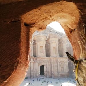 Antiker Felsentempel, von einer Höhle aus gesehen, mit Eselskopf im Vordergrund.