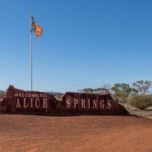 Un gran letrero de roca de color óxido dice 