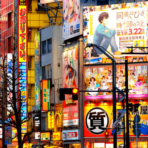 Una vista stradale di edifici coperti da insegne vivaci e luminose con scritte giapponesi e grandi cartelloni pubblicitari anime.