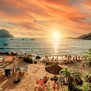 Un vivido tramonto arancione si estende su una baia serena, con persone sulla spiaggia sabbiosa, barche sull'acqua e isole rocciose all'orizzonte.