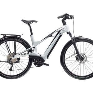 Una bicicletta elettrica bianca e nera con telaio ad accesso facilitato, parafanghi e portapacchi posteriore, isolata su sfondo bianco.