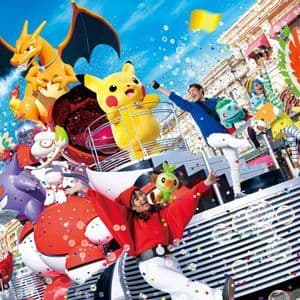 Un carro allegorico vivace con artisti e grandi figure di personaggi Pokémon come Pikachu e Charizard tra coriandoli e bolle.
