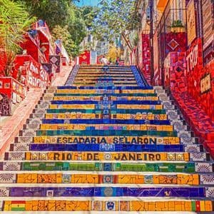 Una toma en contrapicado de la Escadaria Selarón en Río de Janeiro, con sus escalones cubiertos de coloridos mosaicos.