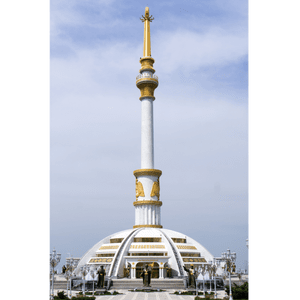 Un alto monumento bianco, con guglia e dettagli dorati, si erge su una base a cupola in un'ampia piazza sotto un cielo nuvoloso.