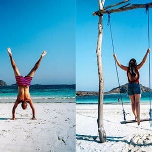 Ein Diptychon einer WeRoad Gruppenreise an einem tropischen Strand, mit einem Mann im Handstand und einer Frau auf einer Schaukel.