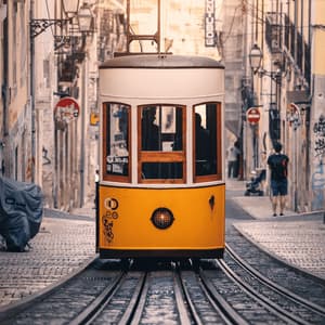 Un tramway vintage jaune et blanc roule sur des rails dans une rue étroite pavée bordée de vieux bâtiments.