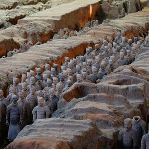 Centinaia di statue di guerrieri di terracotta a grandezza naturale, schierate in formazione in fosse di scavo.